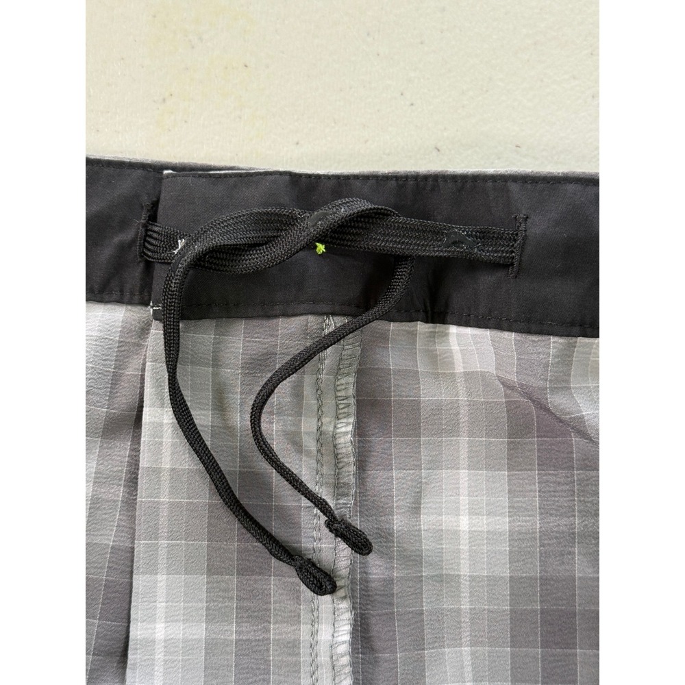 Tommy Bahama IslandZone Mens 40 Grey Plaid Cargo Shorts Performance Golf Travel - Picture 7 of 11